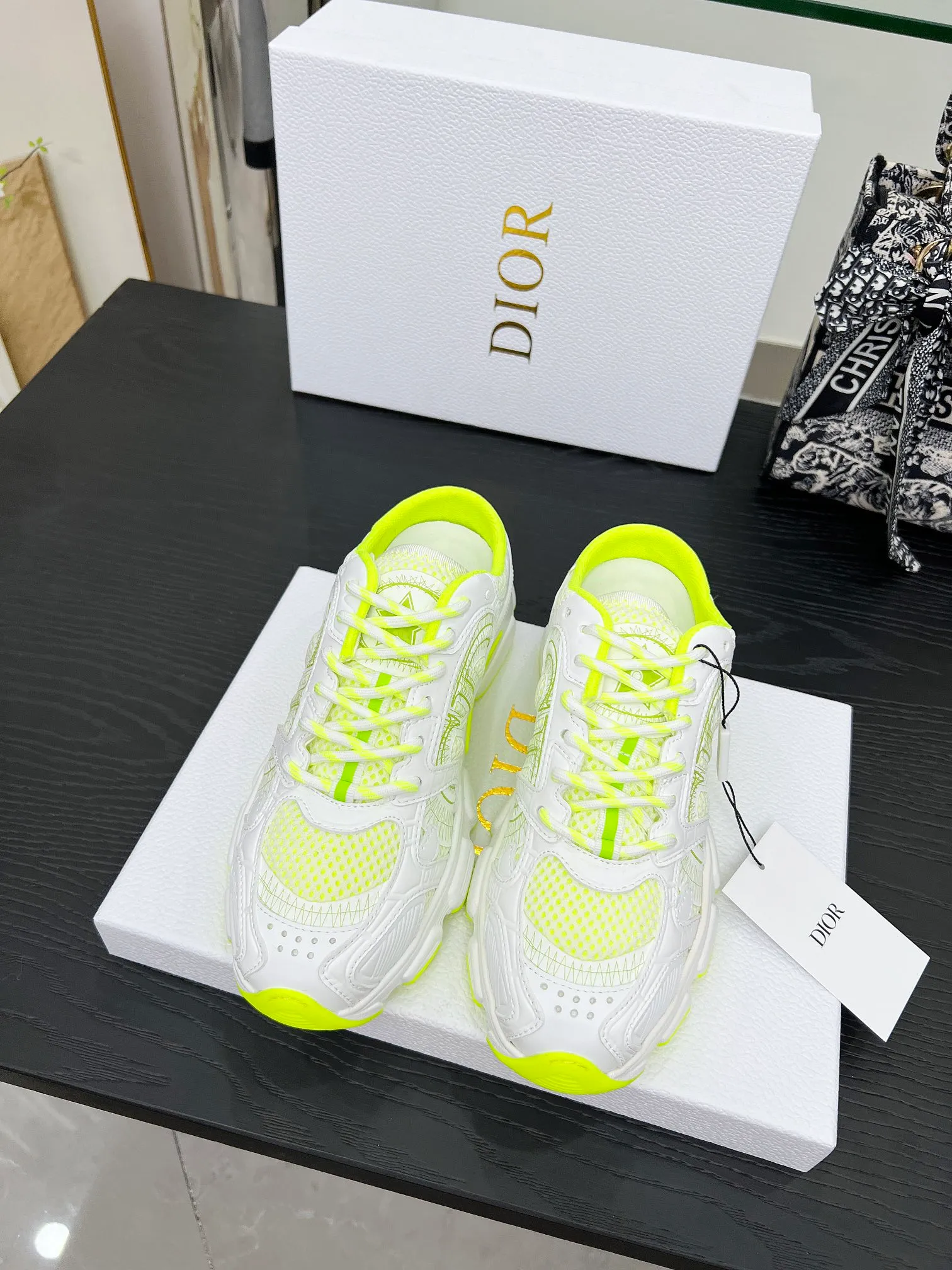 p560🐮🐮This Dior Chrono sports half slipper reinterprets running shoes with Dior's haute couture style. Gray mesh fabric is paired with tonal suede calfskin panels, the CD logo on the side, the star patch on the tongue and the Dior logo on the heel, all in classic fine detail. Featuring two-tone laces and a lightweight sole with star graphics, they can be worn year-round. Size: Women’s size 35-41 (35/42 can be customized) Men’s size 40-46 (men’s version is being printed) Color: 12 colors available